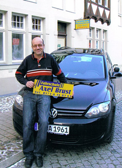 Axel Brust und das Fahrschulauto